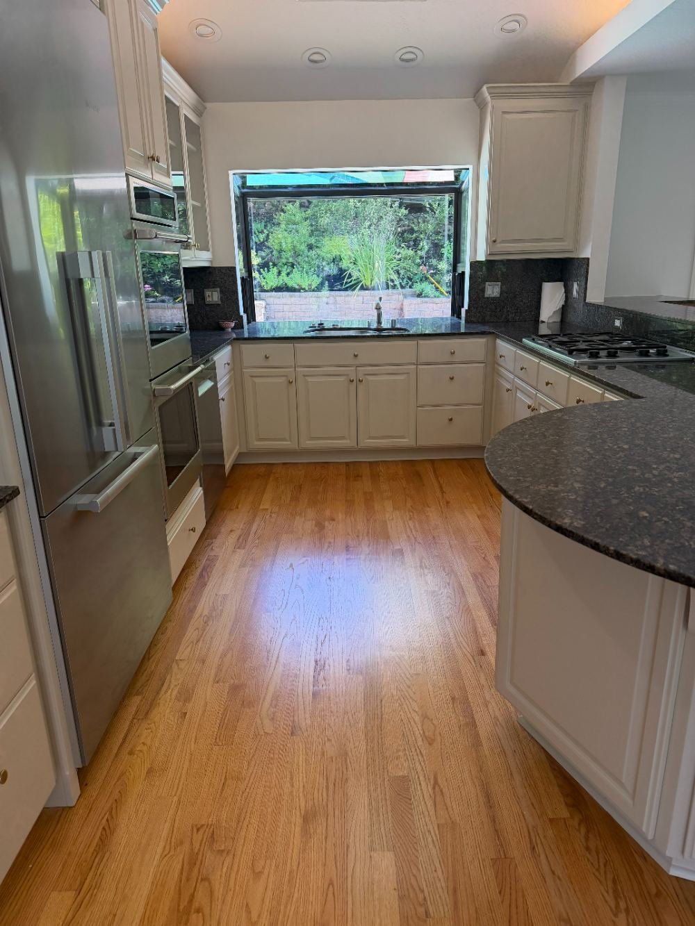 Spotless residential kitchen with clear countertops